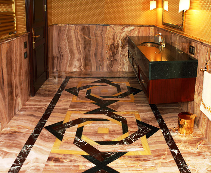 Мозаичный пол в ванной комнате. Мрамор Rosso Lepanto, Nero Marquino, ониксы Onice Lotus Orancio, Onice Amarone