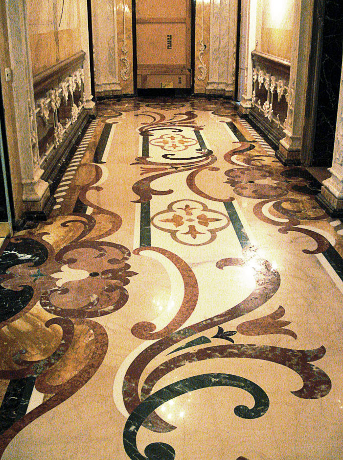 Мозаичный пол в холле. Мрамор Rosso Lepanto, Verde Guatemala, Crema Marfil
